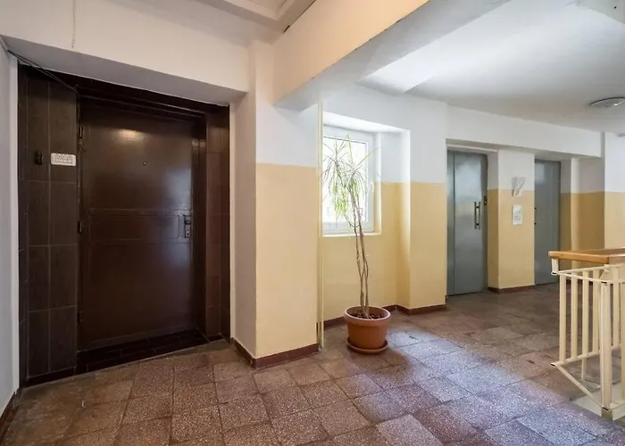 New Era Near Old Town 布加勒斯特