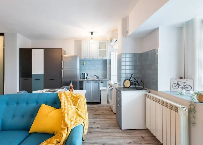 New Era Near Old Town * 부쿠레슈티