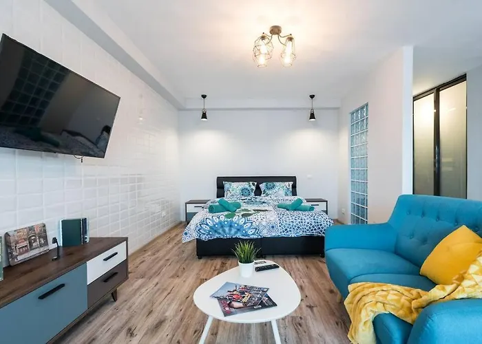 New Era Near Old Town * 부쿠레슈티